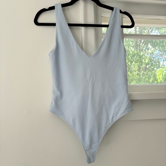 ARITZIA | Babaton Contour V-neck Bodysuit - Picture 4 of 7